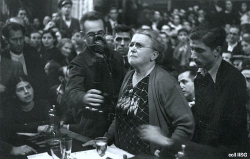 Civil_War_Spain's tweet photo. Anarchist revolutionary Emma Goldman addressing a meeting of the CNT-FAI, Barcelona, 18 October 1936. https://t.co/v6EBQMfxFJ
