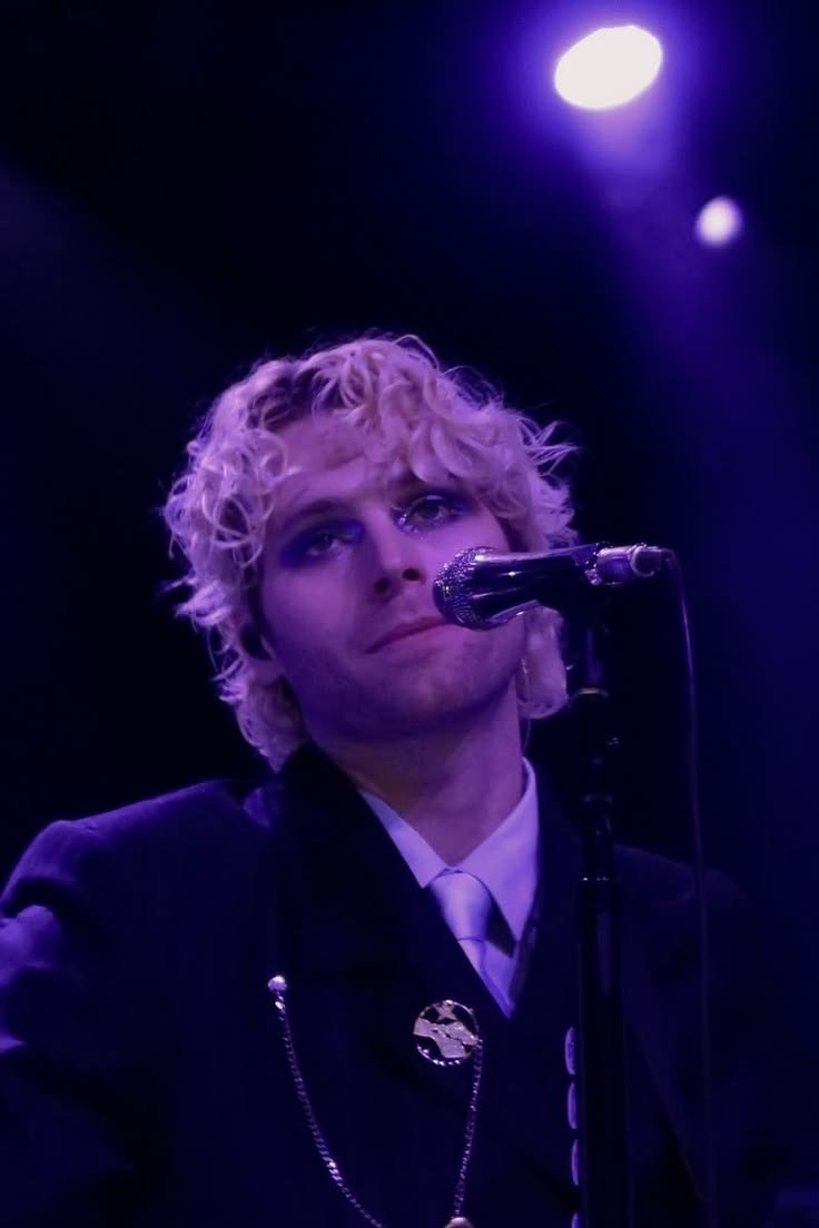 mgcisameerkat's tweet photo. each era of luke is so different it's hard to believe they're the same people https://t.co/ruMnAvhw3A