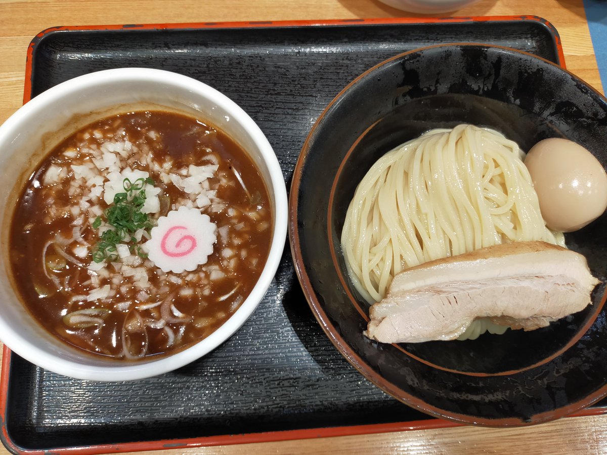 OLIOSPEC's tweet photo. 麺屋睡蓮　カレーつけめん
みんな大好きカレーつけめん始まりました！

ちなみオススメの〆が生卵と半ライスか一口ライス追加注文してTKG作ります。上からカレーつけダレかけて食べると旨みの効いたオムカレー風の〆に！

#オリオランチ（店長 ） https://t.co/c40fGz2oTI