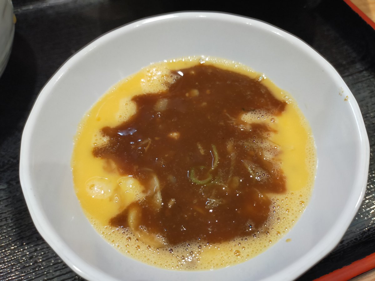 OLIOSPEC's tweet photo. 麺屋睡蓮　カレーつけめん
みんな大好きカレーつけめん始まりました！

ちなみオススメの〆が生卵と半ライスか一口ライス追加注文してTKG作ります。上からカレーつけダレかけて食べると旨みの効いたオムカレー風の〆に！

#オリオランチ（店長 ） https://t.co/c40fGz2oTI