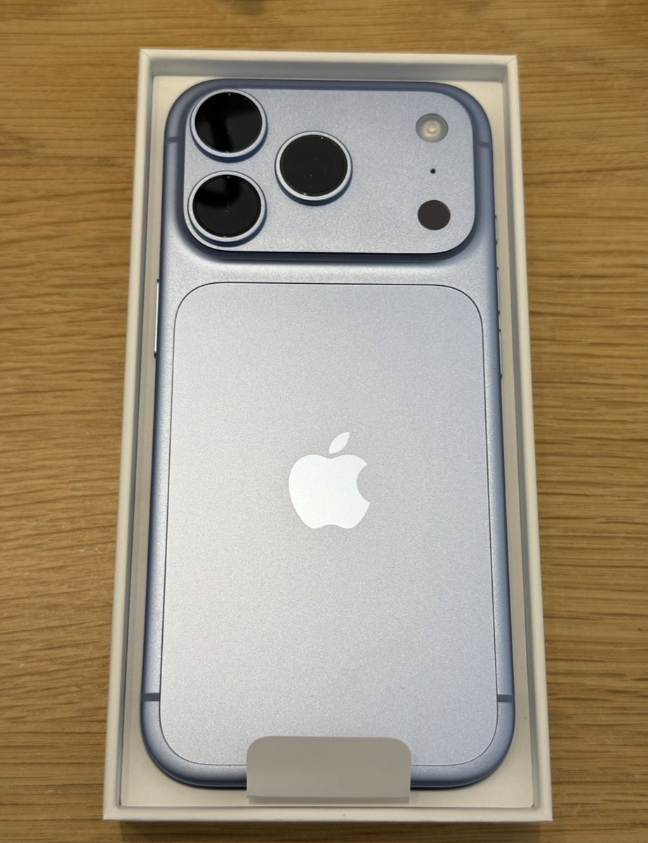 TiuColor's tweet photo. iPhone 18 Pro 港版 A3714 到手！

原 iPhone eSIM 列表中，一大半都没法迁移；可以迁移的，HK 3 失败（其余的不敢尝试了：不能全量迁移就证明目前这条路“不通”）；看来不得不思考一下他们的去留问题了。

PS：店员说今年最难抢的是勃艮第酒红色和黑色（是的，依然没有买到我最喜欢的黑色）。 https://t.co/zQjtk8g6vX