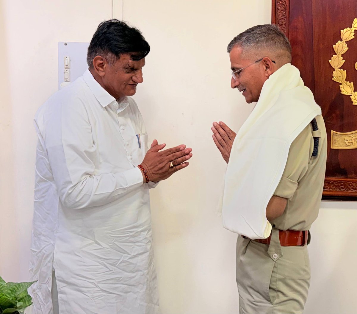 hariramranwa's tweet photo. आज सीकर के नवपदस्थ पुलिस अधीक्षक श्री संजीव नैन जी से कार्यालय में आत्मीय भेंट कर उनका स्वागत एवं अभिनंदन किया।

सीकर की कानून-व्यवस्था, जनसुरक्षा, आमजन के हितों तथा नशे के खिलाफ प्रभावी अभियान को प्राथमिकता देते हुए उनके सफल कार्यकाल की हार्दिक शुभकामनाएँ प्रेषित कीं। https://t.co/ZYbgf6S3Pf