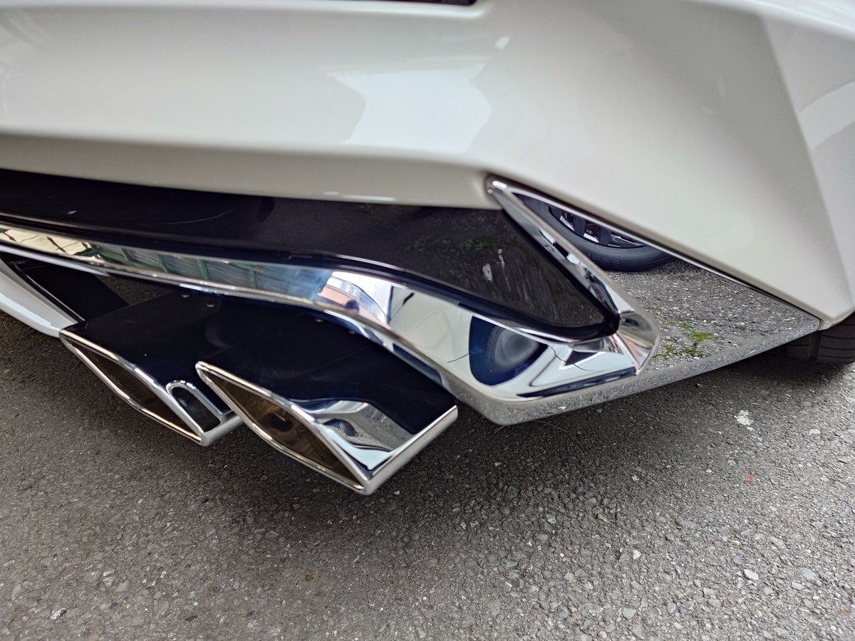 GARAGE_22's tweet photo. 事務所に戻ってから、モデリスタエアロの取り付けが終わったハリアーを引き取りに行き2台に掃除機をかけて洗車を行いました。
セレナは20時半頃に納車なので、それまではご飯を食べてちょっと休憩。
モデリスタがつくとメッキ調パーツが新しいこともありギラギラが強くてヤカラ感が強くなるな…！ https://t.co/Qeby6M5uTp
