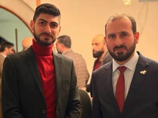 dailyrojava's tweet photo. 🛑Almanya, halklara ve inançlara karşı katliam çağrısı yapan HTŞ'li influencer Muhannad al-Najjar'ı yargılıyor.

Suriyeli "Muhannad al-Najjar"ın, dijital platformlarında şiddet teşviki ve azınlık bölgelerini hedef alma suçlamalarıyla Almanya'da mahkeme önüne çıktı. https://t.co/wssBm2sZfo