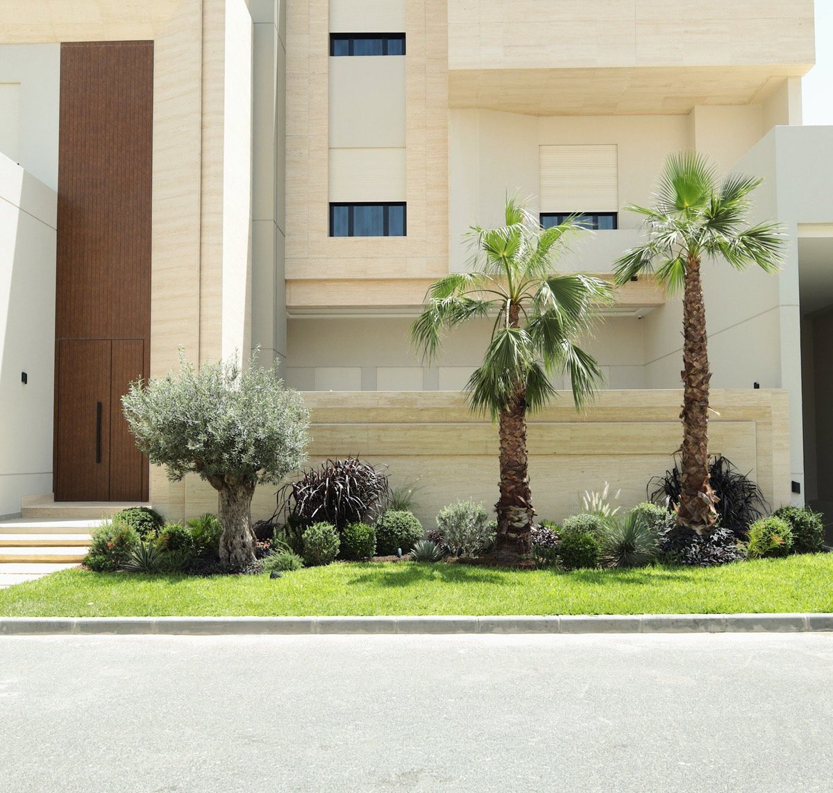 rosestub's tweet photo. #قبل_بعد 
مساحة خالية..
تحولت إلى مساحة محسوبة تعكس شخصية البيت. 
الـ لاندسكيب مو زراعة🏡
هو فهم للمساحة الخارجية بكل أبعادها :
الأرضيات ، المستويات ، الحركة ، والنباتات 🌿 https://t.co/GUS4GbSjKF