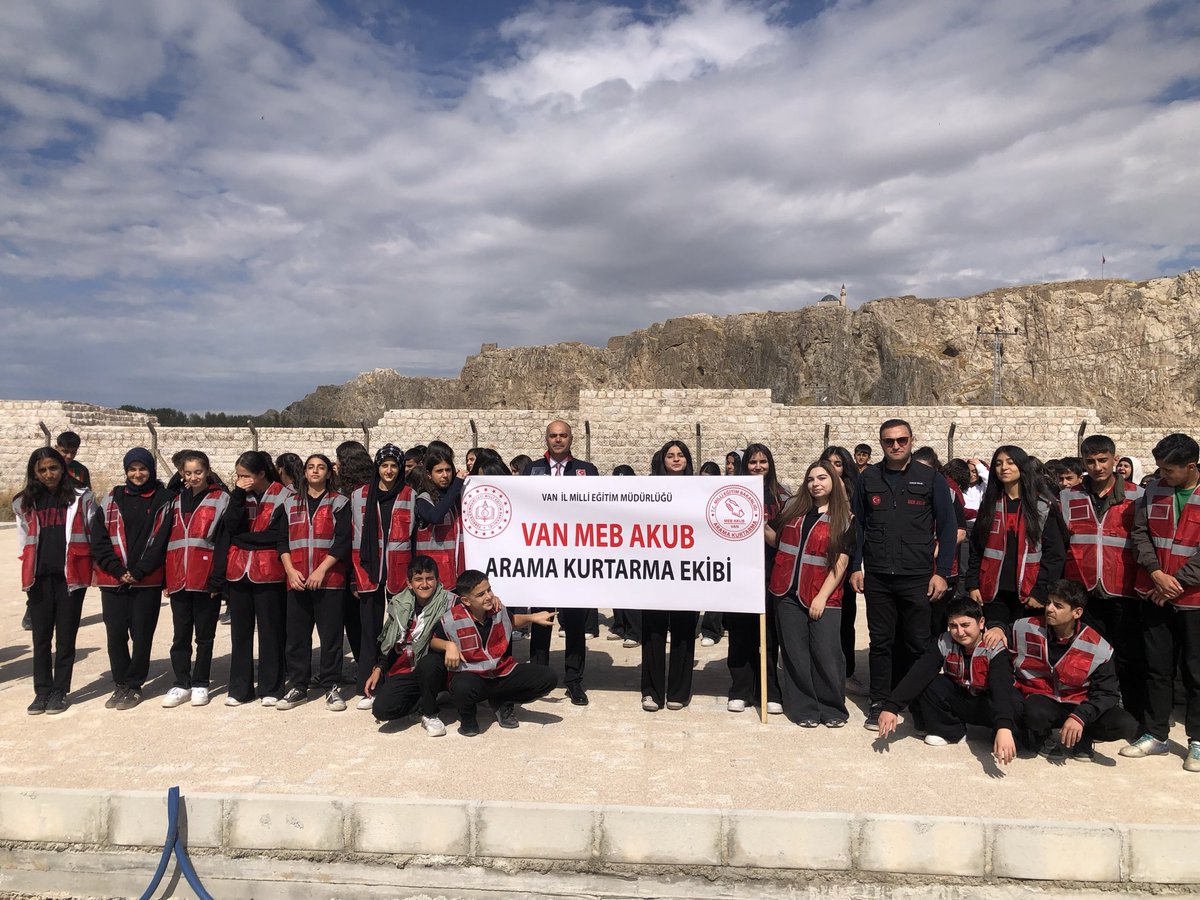 vanmebakub's tweet photo. Sağlıklı Yaşam İçin Birlikte Yürüyoruz! 

Dünya Yürüyüş Günü kapsamında VAN MEB AKUB Ekibimiz ve VAN GENÇ MEB AKUB Ekibinden öğrencilerimizle birlikte sağlıklı yaşam için adımlarımızı attık. 

@tcmeb @Yusuf__Tekin @bilalmacit @meb_adsp @MetinTayarer @VanilMem @bycandiroglu https://t.co/2Trgisuf0v