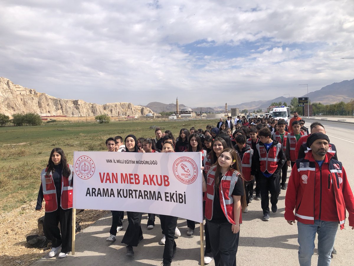 vanmebakub's tweet photo. Sağlıklı Yaşam İçin Birlikte Yürüyoruz! 

Dünya Yürüyüş Günü kapsamında VAN MEB AKUB Ekibimiz ve VAN GENÇ MEB AKUB Ekibinden öğrencilerimizle birlikte sağlıklı yaşam için adımlarımızı attık. 

@tcmeb @Yusuf__Tekin @bilalmacit @meb_adsp @MetinTayarer @VanilMem @bycandiroglu https://t.co/2Trgisuf0v