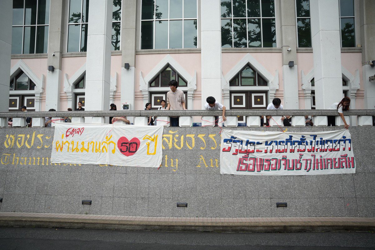 teng_pple's tweet photo. [ 50 ปี 6 ตุลา รำลึกอดีต เพื่อมองไปข้างหน้า และต้องไม่ยอมให้เหตุการณ์แบบ 6 ตุลา เกิดขึ้นอีก ]
.
ผมมาร่วมงานรำลึกครบรอบ 50 ปีเหตุการณ์ 6 ตุลา ที่มหาวิทยาลัยธรรมศาสตร์ ท่าพระจันทร์ พร้อมกับเพื่อน สส.พรรคประชาชนอีกหลายคน
.
งานรำลึกครั้งนี้มีความสำคัญมาก เพราะประวัติศาสตร์ 6 ตุลา เป็นหนึ่งในเหตุการณ์ที่รัฐเป็นหนึ่งในผู้กระทำ จากนั้นก็ลอยนวลพ้นผิด ผู้ที่ลงมือไม่มีใครถูกจับกุมและรับโทษ ขณะที่ผู้บริสุทธิ์จำนวนมากถูกสังหาร ไล่ล่า ทำร้าย และฝากบาดแผลไว้ในความทรงจำ
.
งานรำลึก 6 ตุลา จึงจัดขึ้นทุกปี เพื่อทำให้เหตุการณ์ครั้งนั้นถูกจดจำ และมีชีวิตอยู่ในความทรงจำ ไม่ปล่อยให้เรื่องราวของผู้ที่สูญเสียต้องถูกลืมเลือนไปจากประวัติศาสตร์
.
อย่างน้อยที่สุด เราได้กลับมารำลึกถึงเหตุการณ์ในอดีต และรำลึกถึงวีรชน คนที่เป็นนักสู้ ผู้ต่อสู้เพื่อปกป้องสิทธิเสรีภาพของประชาชนและต่อสู้เพื่อประชาธิปไตย และสิ่งที่สำคัญมากกว่าการรำลึกถึงอดีต คือการมองไปข้างหน้าว่า เราจะทำอย่างไรไม่ให้เกิดเหตุการณ์แบบนี้ขึ้นอีก
.
วันนี้ผมได้พูดคุยกับคนจากหลาย ๆ ที่ที่มารวมตัวกัน ทั้งคนที่อยู่ในเหตุการณ์เดือนตุลา และคนที่ไม่ได้อยู่ในเหตุการณ์ บทสนทนามีทั้งเรื่องราวในอดีต และความเป็นห่วงเป็นใยต่อสถานการณ์บ้านเมืองในปัจจุบัน มีทั้งเรื่องน้ำท่วม ที่พี่น้องประชาชนหลายจังหวัดยังได้รับความเดือดร้อน และวิกฤตนี้ก็ยังไม่คลี่คลาย แต่นายกรัฐมนตรีก็ยังไม่ได้เข้ามาฟังเพื่อน สส. สื่อสารปัญหาที่เกิดขึ้นในสภา ผมคิดว่าเรื่องนี้เป็นปัญหาความรับผิดชอบของนายกรัฐมนตรี
.
และหนึ่งในเรื่องสำคัญคือการเดินหน้าผลักดันการแก้ไขรัฐธรรมนูญ ซึ่งเราเองก็ผ่านเสียงประชามติของประชาชนมาแล้วกว่า 21 ล้านเสียง เพื่อทำให้กลไกในการถ่วงดุลตรวจสอบเข้มแข็งขึ้น และทำให้ผู้มีอำนาจรัฐ หากจะใช้อำนาจรัฐอะไร ก็ต้องรู้สึกเกรงกลัวและเกรงใจประชาชนมากกว่านี้
.
50 ปี 6 ตุลา จึงไม่ใช่เพียงแค่การมองย้อนกลับไปมองอดีตครับ แต่ยังเป็นการตั้งคำถามกับปัจจุบัน และช่วยกันสร้างอนาคตที่อำนาจรัฐจะไม่สามารถละเมิดสิทธิเสรีภาพของประชาชนได้โดยปราศจากความรับผิดชอบ และต้องไม่ยอมให้มีการลอยนวลพ้นผิดเกิดขึ้นอีก