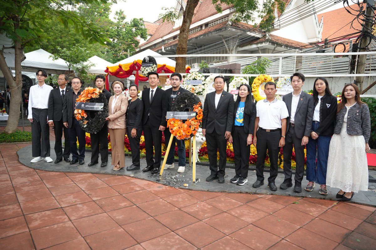 teng_pple's tweet photo. [ 50 ปี 6 ตุลา รำลึกอดีต เพื่อมองไปข้างหน้า และต้องไม่ยอมให้เหตุการณ์แบบ 6 ตุลา เกิดขึ้นอีก ]
.
ผมมาร่วมงานรำลึกครบรอบ 50 ปีเหตุการณ์ 6 ตุลา ที่มหาวิทยาลัยธรรมศาสตร์ ท่าพระจันทร์ พร้อมกับเพื่อน สส.พรรคประชาชนอีกหลายคน
.
งานรำลึกครั้งนี้มีความสำคัญมาก เพราะประวัติศาสตร์ 6 ตุลา เป็นหนึ่งในเหตุการณ์ที่รัฐเป็นหนึ่งในผู้กระทำ จากนั้นก็ลอยนวลพ้นผิด ผู้ที่ลงมือไม่มีใครถูกจับกุมและรับโทษ ขณะที่ผู้บริสุทธิ์จำนวนมากถูกสังหาร ไล่ล่า ทำร้าย และฝากบาดแผลไว้ในความทรงจำ
.
งานรำลึก 6 ตุลา จึงจัดขึ้นทุกปี เพื่อทำให้เหตุการณ์ครั้งนั้นถูกจดจำ และมีชีวิตอยู่ในความทรงจำ ไม่ปล่อยให้เรื่องราวของผู้ที่สูญเสียต้องถูกลืมเลือนไปจากประวัติศาสตร์
.
อย่างน้อยที่สุด เราได้กลับมารำลึกถึงเหตุการณ์ในอดีต และรำลึกถึงวีรชน คนที่เป็นนักสู้ ผู้ต่อสู้เพื่อปกป้องสิทธิเสรีภาพของประชาชนและต่อสู้เพื่อประชาธิปไตย และสิ่งที่สำคัญมากกว่าการรำลึกถึงอดีต คือการมองไปข้างหน้าว่า เราจะทำอย่างไรไม่ให้เกิดเหตุการณ์แบบนี้ขึ้นอีก
.
วันนี้ผมได้พูดคุยกับคนจากหลาย ๆ ที่ที่มารวมตัวกัน ทั้งคนที่อยู่ในเหตุการณ์เดือนตุลา และคนที่ไม่ได้อยู่ในเหตุการณ์ บทสนทนามีทั้งเรื่องราวในอดีต และความเป็นห่วงเป็นใยต่อสถานการณ์บ้านเมืองในปัจจุบัน มีทั้งเรื่องน้ำท่วม ที่พี่น้องประชาชนหลายจังหวัดยังได้รับความเดือดร้อน และวิกฤตนี้ก็ยังไม่คลี่คลาย แต่นายกรัฐมนตรีก็ยังไม่ได้เข้ามาฟังเพื่อน สส. สื่อสารปัญหาที่เกิดขึ้นในสภา ผมคิดว่าเรื่องนี้เป็นปัญหาความรับผิดชอบของนายกรัฐมนตรี
.
และหนึ่งในเรื่องสำคัญคือการเดินหน้าผลักดันการแก้ไขรัฐธรรมนูญ ซึ่งเราเองก็ผ่านเสียงประชามติของประชาชนมาแล้วกว่า 21 ล้านเสียง เพื่อทำให้กลไกในการถ่วงดุลตรวจสอบเข้มแข็งขึ้น และทำให้ผู้มีอำนาจรัฐ หากจะใช้อำนาจรัฐอะไร ก็ต้องรู้สึกเกรงกลัวและเกรงใจประชาชนมากกว่านี้
.
50 ปี 6 ตุลา จึงไม่ใช่เพียงแค่การมองย้อนกลับไปมองอดีตครับ แต่ยังเป็นการตั้งคำถามกับปัจจุบัน และช่วยกันสร้างอนาคตที่อำนาจรัฐจะไม่สามารถละเมิดสิทธิเสรีภาพของประชาชนได้โดยปราศจากความรับผิดชอบ และต้องไม่ยอมให้มีการลอยนวลพ้นผิดเกิดขึ้นอีก
