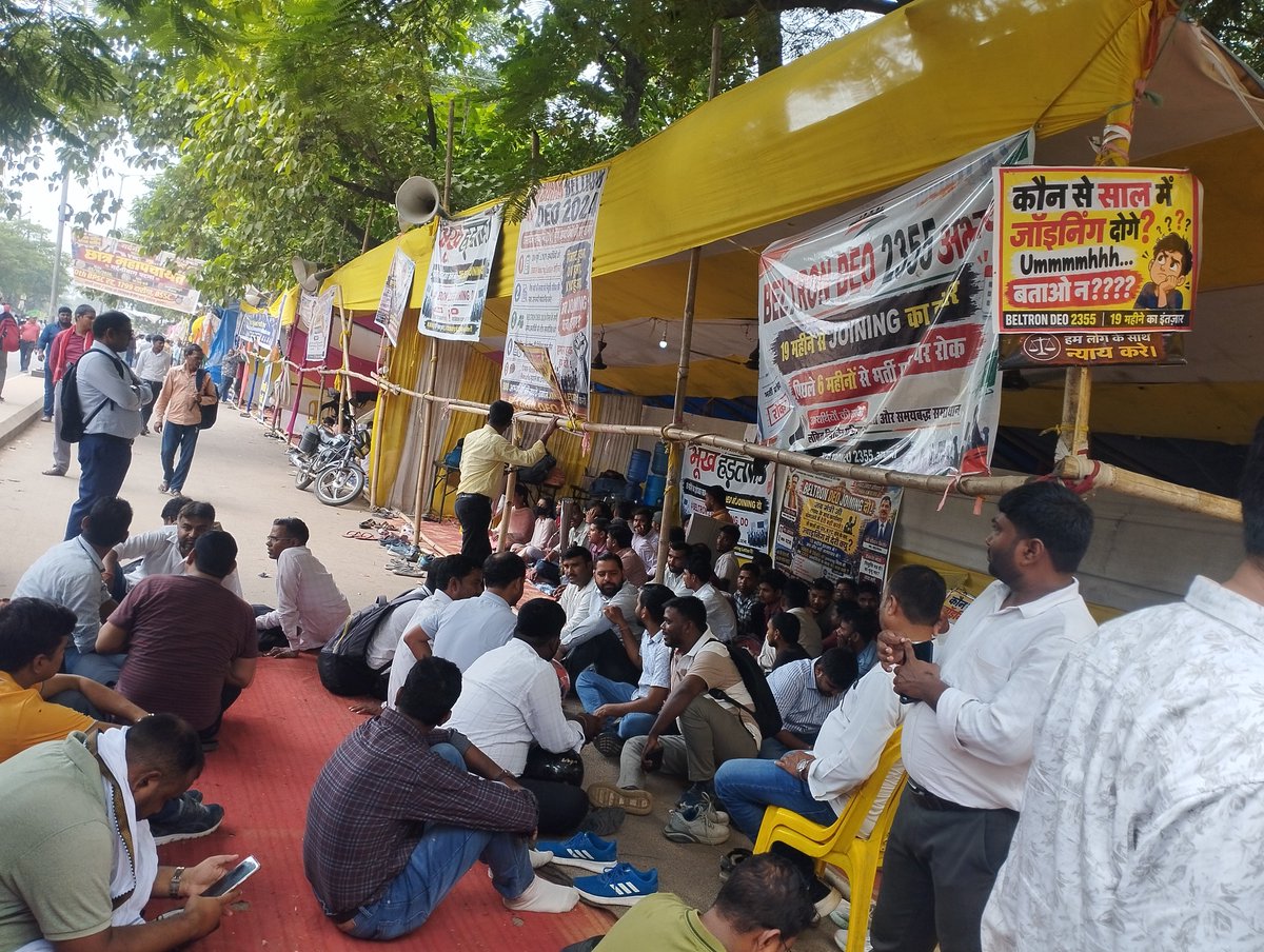 Krishna08335946's tweet photo. माननीय IT मंत्री जी @mishranitish और मुख्यमंत्री जी @samrat4bjp हमलोग लगातार 4थे दिन भी धरना पर बैठे हुए हैं हमारी ज्वाइनिंग जल्द से जल्द करवाने की कृपा करे हम सभी अभ्यर्थियों को आप पर पूर्ण विश्वास है ।
BELTRON_DEO_2355_JOINING_DO
@BiharCMQRT https://t.co/QS3Tl9Cxoh