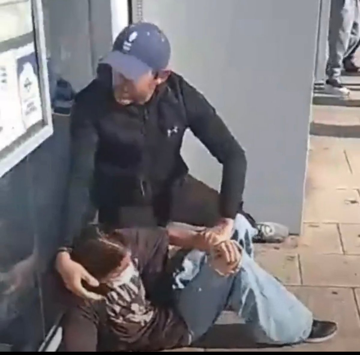 sarahfrikh's tweet photo. Elle a 14 ans, pourquoi la main du policier est sur la poitrine de la jeune fille ? https://t.co/ZxqhXN9McB
