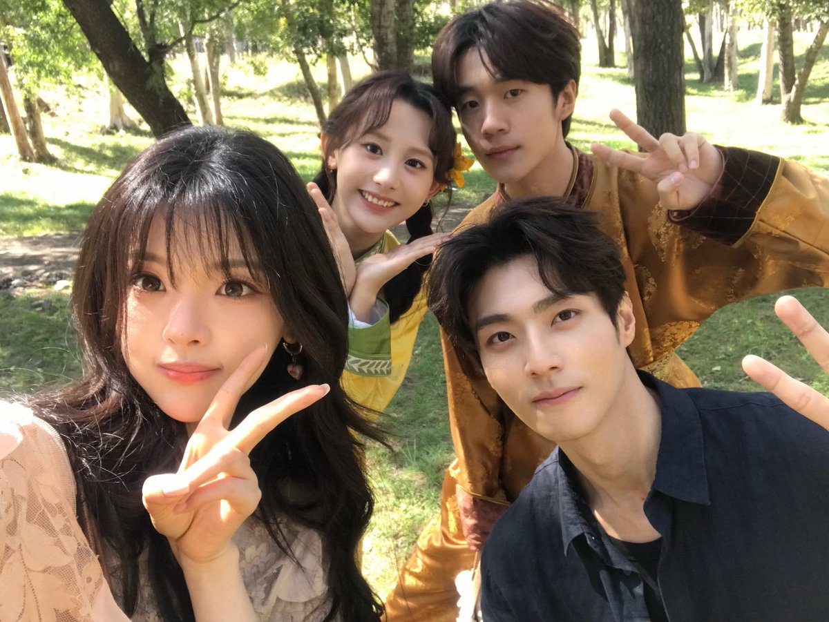 yueicee's tweet photo. #YangChaoyue with Chen Jingke and Heart Signal S9 Family 💗🤍

#HeartSignalS9 https://t.co/QmvQBObFcx