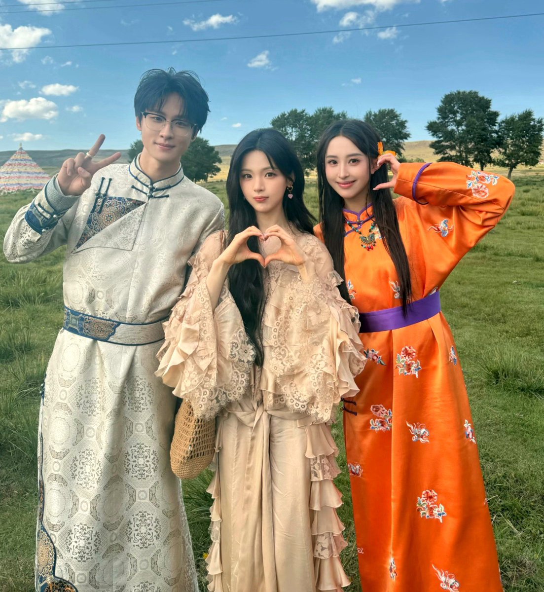 yueicee's tweet photo. #YangChaoyue with Chen Jingke and Heart Signal S9 Family 💗🤍

#HeartSignalS9 https://t.co/QmvQBObFcx