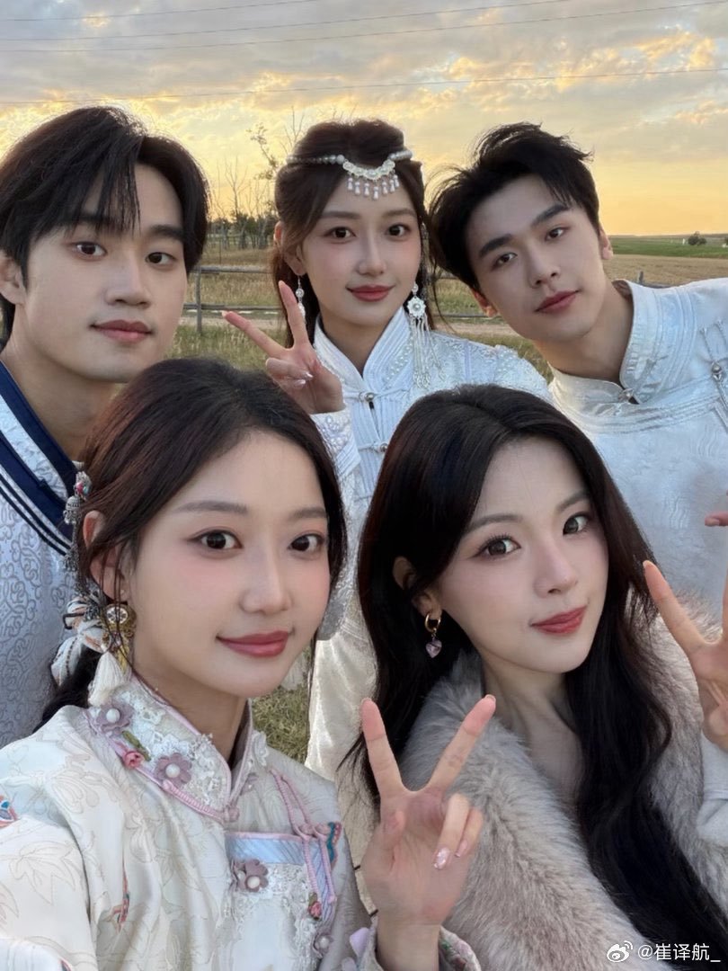 yueicee's tweet photo. #YangChaoyue with Chen Jingke and Heart Signal S9 Family 💗🤍

#HeartSignalS9 https://t.co/QmvQBObFcx