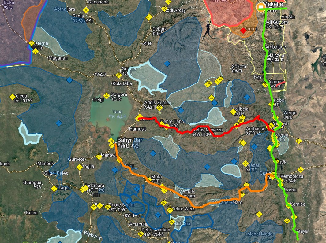 RHSzydlowski's tweet photo. WOJNA W ETIOPII 🇪🇹
WOJNA REGIONU NIEUNIKNIONA?💥

Po spotkaniu przywódców 🇪🇬🇸🇩🇪🇷🇸🇴 w Kairze ciemne chmury zapadły nad regionem. Jasno można powiedzieć że Erytrea przygotowuje się do ataku Etiopii. Z kolei Addis Abeba liczy na szybkie pokonanie rebeliantów i zaatakowanie Erytrei - może się bardzo pomylić.

FRONT TIGRAY:
Siły rządowe próbują zdobyć strategiczne Adigrat (na żółto na pierwszej mapie), którego zabezpieczenie obszaru dałoby podstawy do ataku na Erytreę. 

Jednakże do tego daleko. TPLF zaczęło twardo się bronić na zachód od Mekelle. Z kolei na północ od stolicy regionu walki trwają w Wukro, gdzie zatrzymano ENDF (wojska rządowe). Tak naprawdę by posunąć się na północ muszą oczyścić cały region dookoła, a jeśli to nie wyjdzie zostaną okrążeni przez TPLF

Jednocześnie ostrzeliwania jest nowa siedziba dowództwa TPLF - Adwa (zaznaczona na niebiesko). Na razie nie ma żadnych potwierdzeń o przejściu przez granicę wojsk Erytrei, ale ta konfrontacja się zbliża.

Z kolei w Zachodnim Tigray ENDF przeprowadziło ofensywę, jednak TPLF ich miało całkowicie zatrzymać.

FRONT AMHARY:
By wytłumaczyć dlaczego ostatnie sukcesy FANO są tak istotne należy zrozumieć, że FANO w ciągu trzech lat zdołało zabezpieczyć obszary wiejskie regionu, jednak główne miasta i drogi pozostają pod kontrolą ENDF. 

Tu należy wytłumaczyć, że siły rządowe do ataku na Tigray, zaopatrzenie pozyskują przez właśnie te drogi w Amharze. Jeśli FANO zdołałoby te drogi przeciąć, to siły rządowe straciły by zaopatrzenie a to groziłoby ich odcięciem. 

Głównymi drogami są (mapa druga zaznaczone kolorami):
🟢A2 - łącząca Addis Abebę - Mekelle a potem Aksum (do granicy z Erytreą)
🔴B22 - łącząca Weldiya - Wereta
🟠Droga łącząca Bahir Dar - Desje (B31, B21)

W ostatnim tygodniu FANO nie tylko zdobyło Wurgessę przecinając 🟢A2, ale i wczoraj przecięło drogę 🟠B21 zdobywając Mekane Selam. Ostatnią główną drogą (nie licząc przejścia przez Abalę w Afarze) jest 🔴B22 która jest relatywnie bezpieczna. Inne trasy są narażone na zasadzki i ataki ze strony FANO. 

Dodatkowo FANO pojmało pułkownika Tesfaye - dowódcę 87 dywizji ENDF. Jest to już drugi w ciągu tygodnia i pojmało ok. 60 żołnierzy.

PODSUMOWANIE:
Tak jak zapowiadałem, wbrew radości kanałów rządowych sprawne wycofanie TPLF z wschodniego Tigray i nie pokonanie rebeliantów w boju okazało się być poważną porażką. Oczywiście to nie tak że ENDF jest teraz w Tigray uwięzione, ale problemy z zaopatrzeniem prawdopodobnie będą narastać przez FANO.

FANO które dokonuje coraz śmielszych ataków, na coraz istotniejsze cele, zadając naprawdę poważne klęski armii rządowej. W tym czasie Addis Abeba przygotowuje się do ataku na Erytreę, który może być poważnym błędem. 

Konfrontacja jest nieunikniona, wojna trwa.

map by @Ethiomapping 

@WarNewsPL1 @p_brzyski @JanGosciniak @PulsLewantu @DrabinskiAriel @mar_luniewski @GlobPoludnie @AleksanderOlech  @Szysz4Szyszek @OskarB4k @LukaszzChojecki @WypartowiczBa