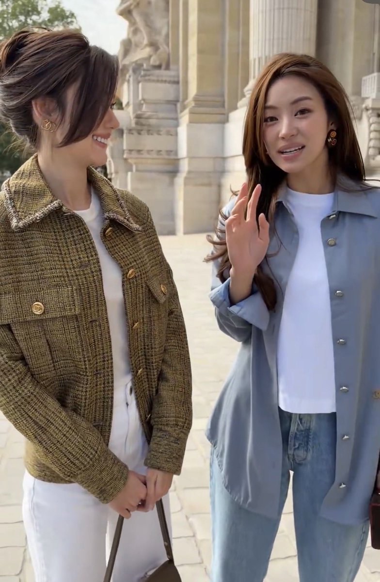trendlmneverdie's tweet photo. แป้งเด็กหอมมากไหมคะ มาดามลี

#CHANELSS27xLenaMiu
#LalinaLena #MiuNatsha
#CHANELSpringSummer 
#CHANEL #PFW @CHANEL https://t.co/Gd58NW7aLS