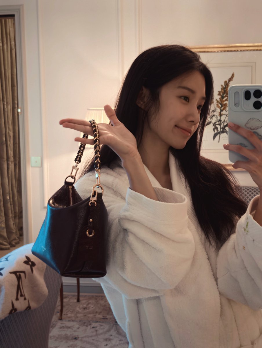 Lunaris0608's tweet photo. 🌷🌐 | 261006 노욱효 IG (1/2)

A little cat came over to say hello. It's a sunny day~!

#卢昱晓 #หลูอวี้เสี่ยว #LuYuxiao #루위샤오 #노욱효 https://t.co/a2Qtg85Dzs