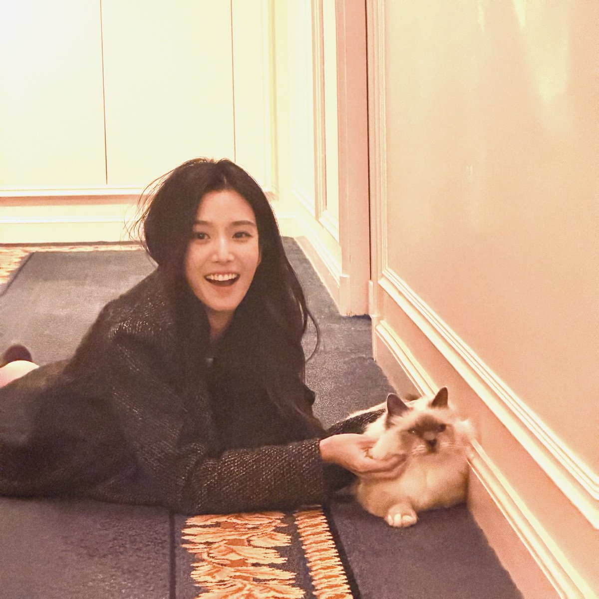Lunaris0608's tweet photo. 🌷🌐 | 261006 노욱효 IG (1/2)

A little cat came over to say hello. It's a sunny day~!

#卢昱晓 #หลูอวี้เสี่ยว #LuYuxiao #루위샤오 #노욱효 https://t.co/a2Qtg85Dzs