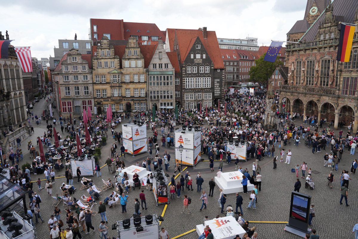 HBBuergerschaft's tweet photo. Hier ein kleiner Rückblick für euch: Das Wochenende und damit auch die Feierlichkeiten zum #TagderDeutschenEinheit liegen hinter uns und wir freuen uns riesig, dass rund 3.300 Besucher:innen im Haus der Bürgerschaft an unserem Programm teilgenommen haben! 🎉 https://t.co/Zxs9TkS4XT