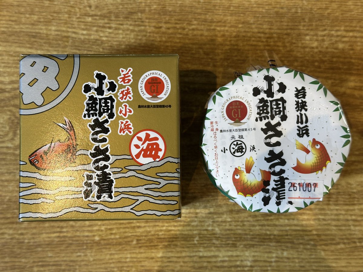 tkhshgm's tweet photo. 銀座に寄ったので福井アンテナショップで小鯛ささ漬けを買ってきました。樽を開けるとみっちりと白身が詰まってます。酢と杉の香りで淡く味付けされているのでそのままでも美味しいのと少し醤油わさびをつけてもなかなかお酒が進みます https://t.co/AhGaZvDqbM