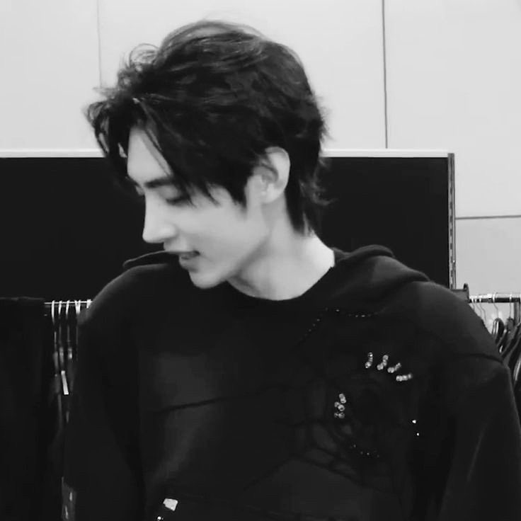 luciferhoonn's tweet photo. sunghoon pics that feel too intimate https://t.co/1aALFsbI9G