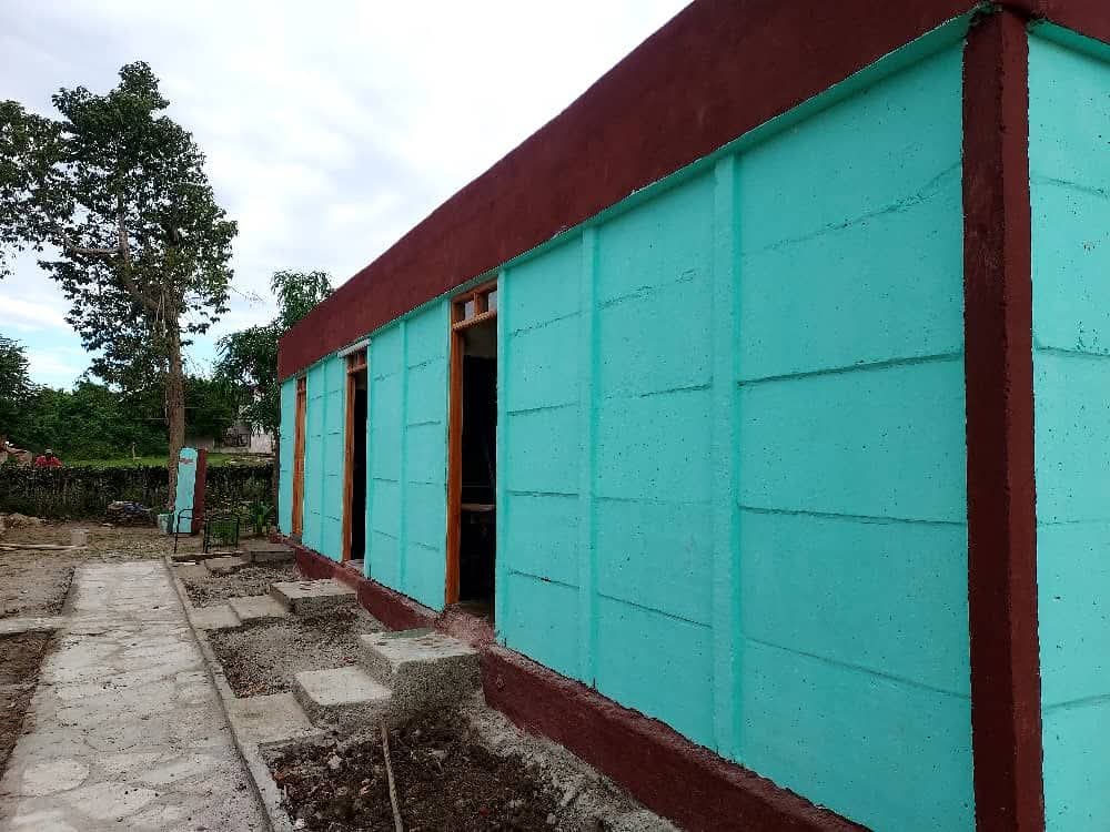 RaulSamon's tweet photo. Continúa la voluntad de todos al mejoramiento de las condiciones de nuestras instituciones educativas a pesar del perverso y criminal bloqueo de EU #SantiagoDeCuba #CubaMined @dpest https://t.co/JiiOHRpuA3