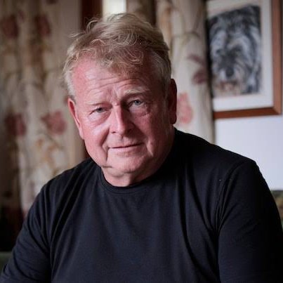 BostonTea84's tweet photo. Co się dzieje w UK? Przecież to już podpada pod północnokoreańskie standardy swobody wypowiedzi. 

Na zdjęciu Stephen Gray, emerytowany policjant (prawie 30 lat służby). Właśnie czytam, że chłop usłyszał wyrok za udostępnienie mema na Facebooku, który przedstawiał plaster boczku obok mężczyzny w turbanie z podpisem: "Ciekawostka o boczku: jedzący go rzadziej biorą ślub z dziewięciolatkami." Zgłoszenie poszło od sąsiada, z którym Gray był w sporze o dostęp do rury kanalizacyjnej. Sąd uznał wpis za "rażąco obraźliwy" i odrzucił argumentację obrony, że to miała być satyra. Były policjant dostał grzywnę w wysokości 1100 funtów oraz wpisali go do rejestru karnego jako przestępcę.

Srogo pojebany kraj.