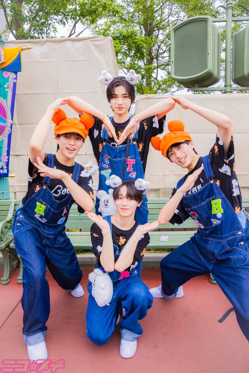 nicopuchi_info's tweet photo. ／
#iiONDO の #三村航輝 くん #畑駿平 くん、#髙橋夢人 くん、#大野遥斗 くんと🐭🏰
＼

「ディズニー・ハロウィーン」のフード、グッズ、ショーを楽しみつくす☆

【前編はこちらから📚🩷お写真たくさん📸】
https://t.co/1l1b5iYYbc

@iiondo_official 
#ディズニー
#ディズニーハロウィーン
#ニコプチ