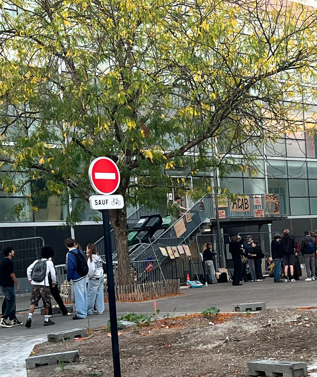 maestro33k's tweet photo. Si ya des gens à l’iut de Montaigne ya blocus les reufs https://t.co/RcfcmZK9cT