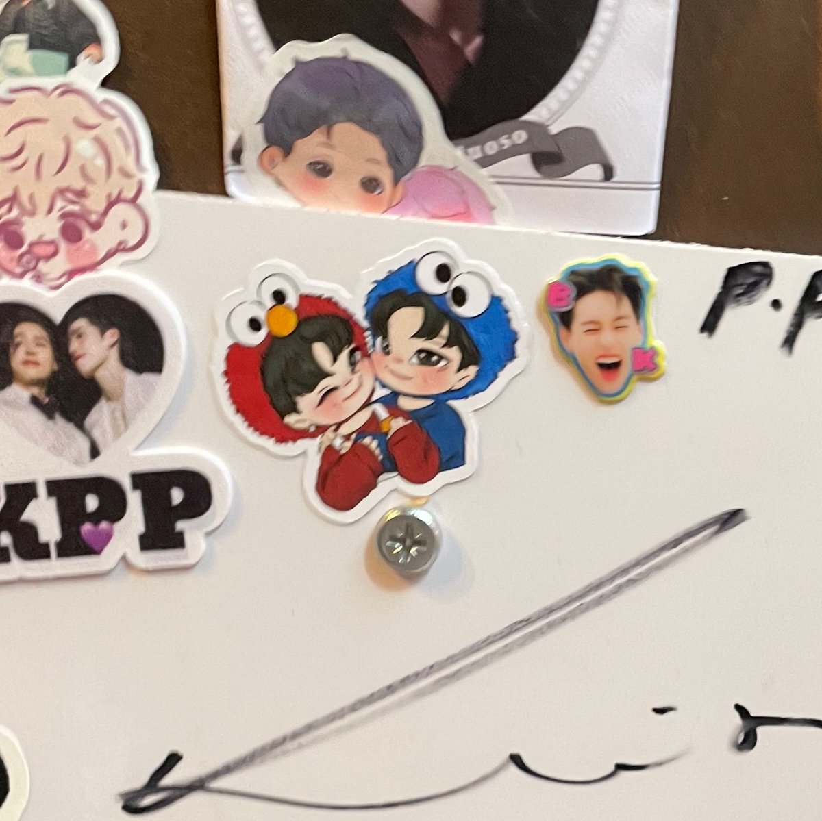 looknummm's tweet photo. กุแค้นนน สตกตัวนี้กุแปะกับมือ 😤 อิเวน ละขนาดแค่สตก fan art มันยังทนไม่ได้ 5555555555555555 แล้วรูปเต็มเห้มาก มันแปะทับหน้าสตกทุกอัน อรืม คีพเดี่ยวอุบาทมีทุกที่คร่ะ https://t.co/BdyzstLRG9