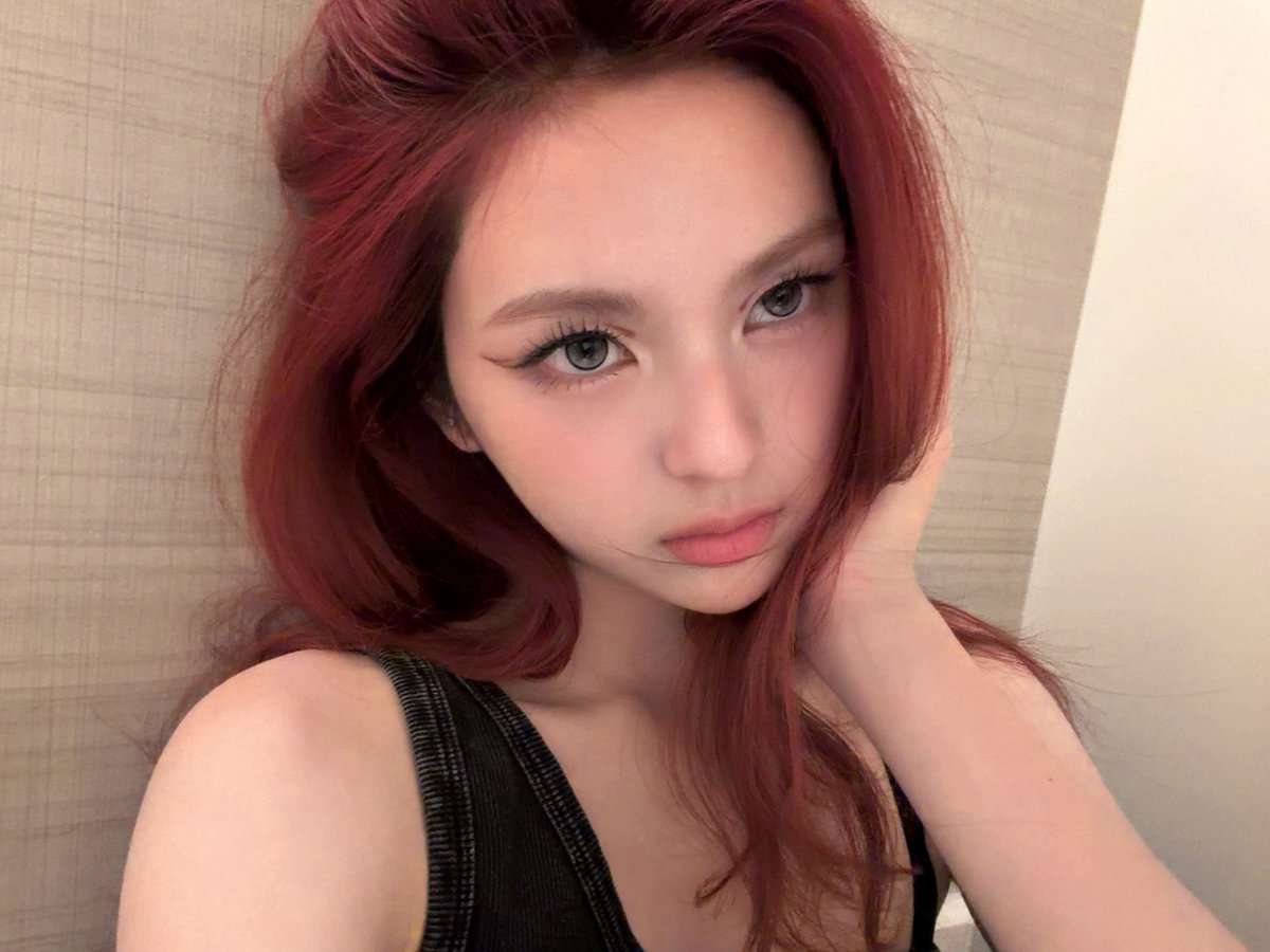 CHIQUITABASE's tweet photo. Chiquita weverse update
Selfie timeee💋

Cantik banget sih dek
Gasabar liat gebrakan comeback nya

#CHIQUITA
#BABYMONSTER https://t.co/RCKHFXm1o5