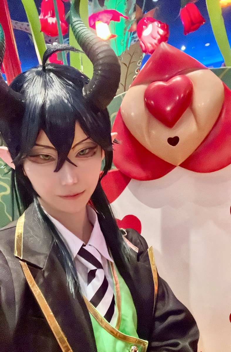 Mearu_u's tweet photo. #Dハロ仮装2026  #Dハロツイステ 
ﾊｰﾂﾗﾋﾞｭﾙ寮に招待された🐉 https://t.co/hG8gZsLq6X
