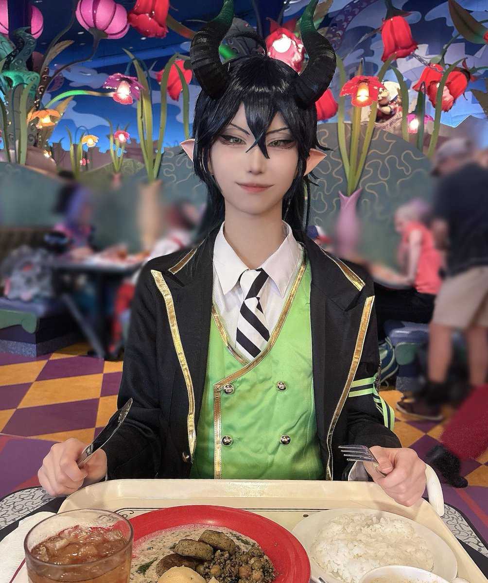 Mearu_u's tweet photo. #Dハロ仮装2026  #Dハロツイステ 
ﾊｰﾂﾗﾋﾞｭﾙ寮に招待された🐉 https://t.co/hG8gZsLq6X