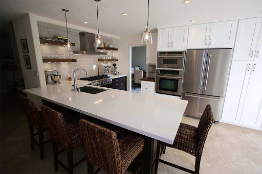 APluskitchen's tweet photo. Coastal Sophistication in Laguna Niguel Custom transitional kitchen blends crisp white cabinetry, sleek quartz countertops, warm tile flooring, stainless-steel appliances and a spacious peninsula-style island with comfortable woven seating
https://t.co/NvObqYoT4t
#KitchenRemodel https://t.co/R5xyOnfyyK