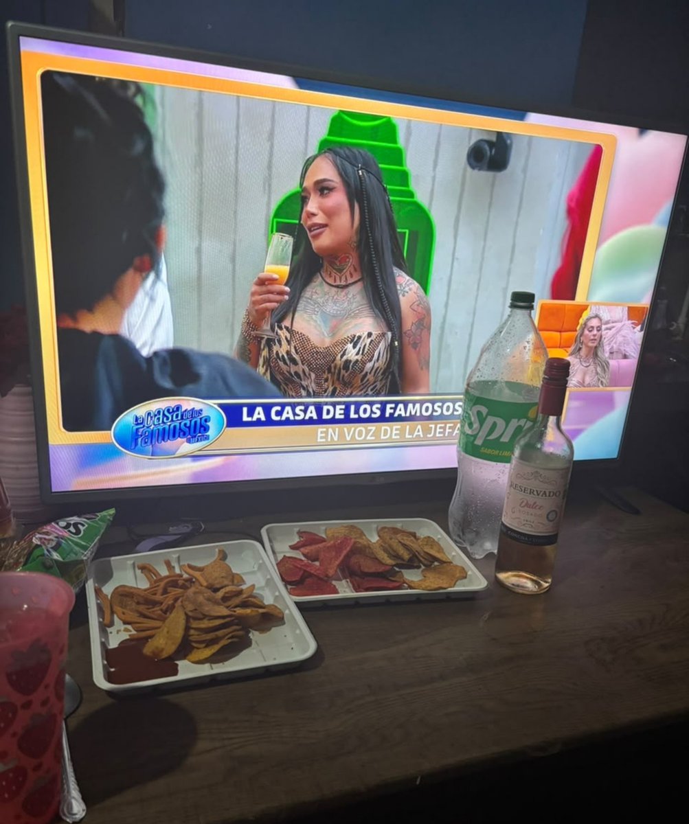 michellpatron's tweet photo. Antes de la tragedia!! Ya ni ganas de seguir viendo me dieron le cambie a la Tv y hasta del coraje ni me gaste el vino 🫠pero en fin la hipotenusa jajajajaaj  y @ronogueron CTM pendeja https://t.co/wSYljV5jww