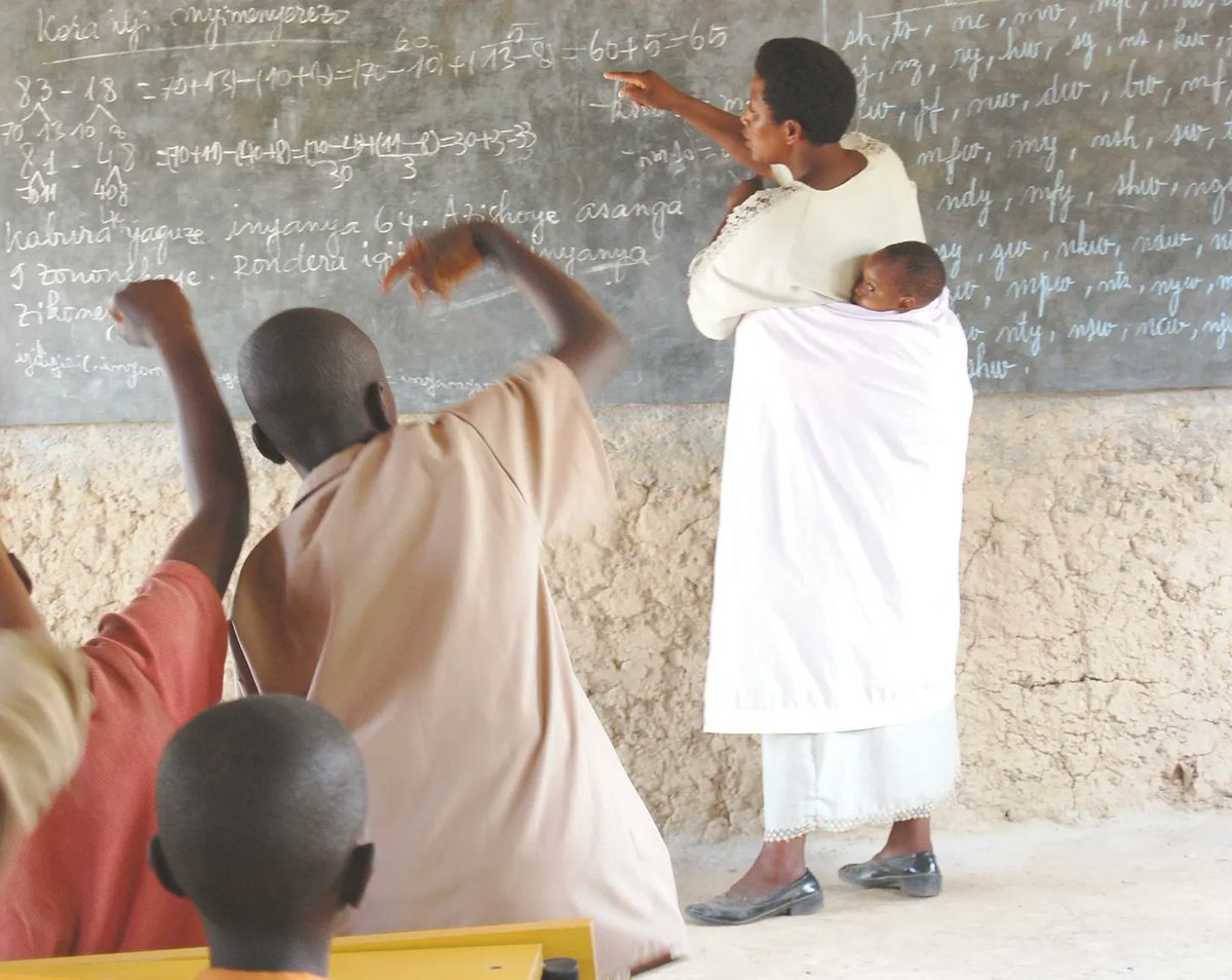 iwacuinfo's tweet photo. À l’occasion de la Journée mondiale des enseignants, célébrée ce 5 octobre, l’organisation @ParcemBurundi  s’inquiète des nombreuses difficultés auxquelles font face les enseignants au #Burundi. Selon son président, Faustin Ndikumana, la situation actuelle risque d’avoir des conséquences importantes sur la qualité de l’éducation avec plus de 10 000 enseignants qui ont déjà déserté. https://t.co/mDP7QKf5Xx