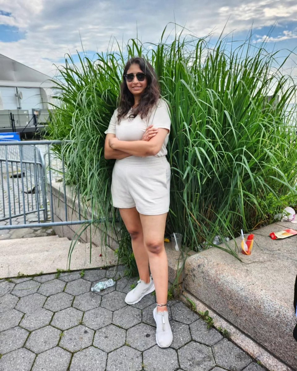 stud_010_'s tweet photo. Follower's Akka Tejasree 27.
 Ufff Thodalu🥵 
Puku e color untadi?? https://t.co/LPavi6cBBb