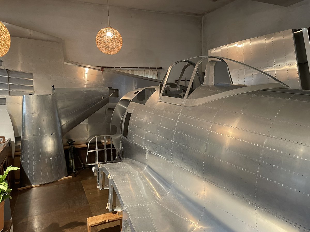 zero_kangaku's tweet photo. 台湾の友人宅で、彼が制作中の隼戦闘機のレプリカを特別に見せてもらいました。
なんと操縦席やラダーなども作ってる最中みたいで、凄まじい情熱を感じました。 https://t.co/ckB4ASEBSV