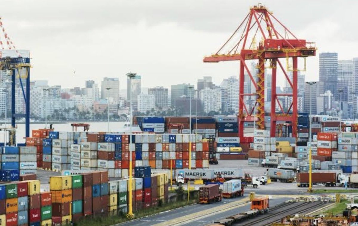 stats_wire's tweet photo. Intra-African trade hit $213.8 billion in 2025.

1.  🇿🇦 South Africa: 19.2% of it. Exports to the continent were $31.1 billion, imports $10.0 billion.

2.  🇨🇩 DR Congo: 6.7%
3.  🇨🇮 Côte d’Ivoire
4.  🇺🇬 Uganda: 4.5%
5.  🇲🇦 Morocco: 4.5%
6.  🇪🇬 Egypt: 4.4%
7.  🇳🇬 Nigeria: 4.2%

Nigeria, the biggest country, is seventh. South Africa sells to the continent. Most of the others buy from it.