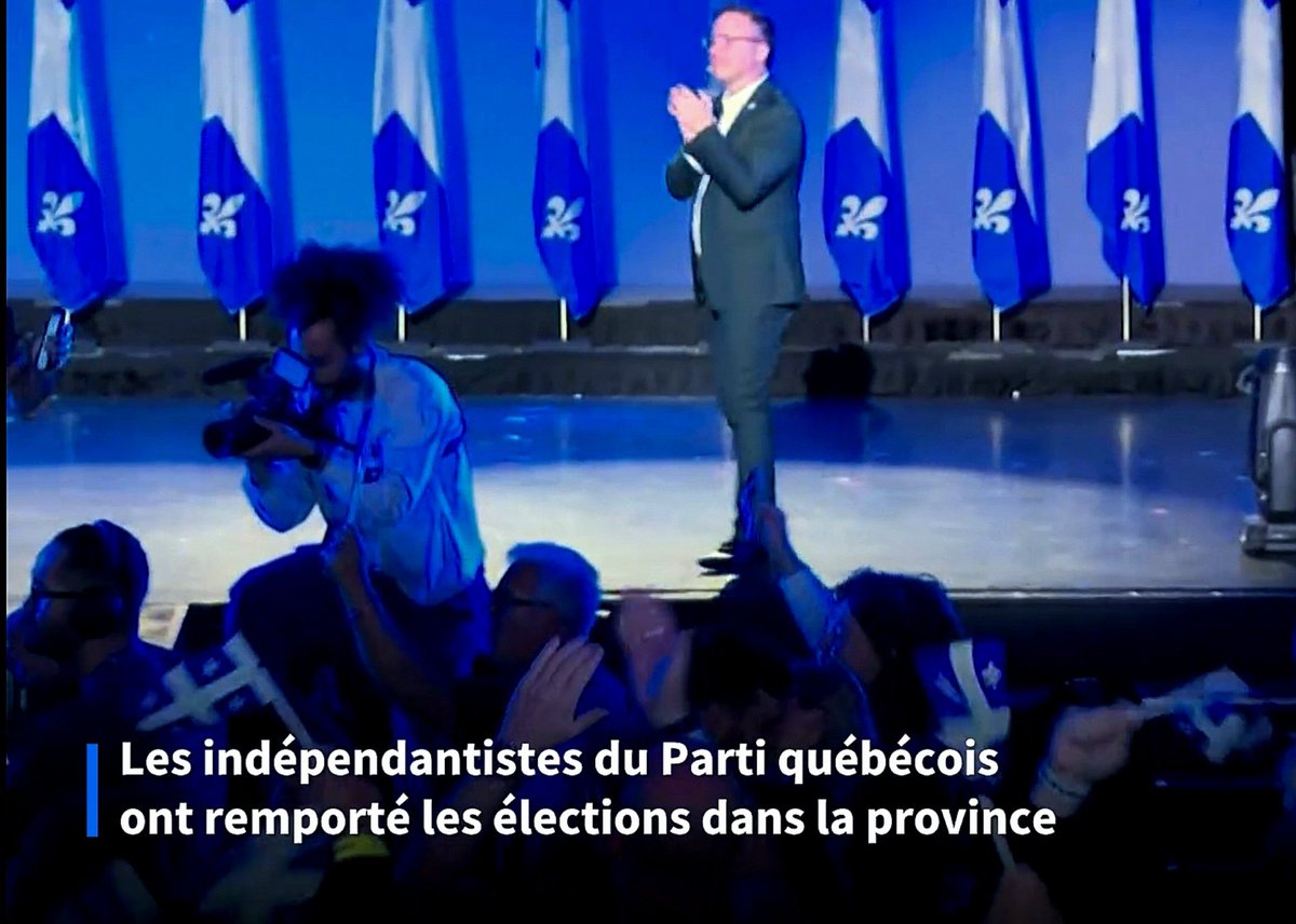 f_asselineau's tweet photo. ✌️𝗟𝗘 𝗤𝗨𝗘𝗕𝗘𝗖 𝗦𝗘𝗥𝗔-𝗧-𝗜𝗟 𝗜𝗡𝗗𝗘𝗣𝗘𝗡𝗗𝗔𝗡𝗧
𝗣𝗢𝗨𝗥 𝗟𝗘𝗦 𝟲𝟬 𝗔𝗡𝗦 𝗗𝗨 𝗩𝗢𝗬𝗔𝗚𝗘 𝗛𝗜𝗦𝗧𝗢𝗥𝗜𝗤𝗨𝗘 𝗗𝗘 𝗗𝗘 𝗚𝗔𝗨𝗟𝗟𝗘 ?
Les indépendantistes du Parti québécois ont remporté les élections provinciales ce lundi 5 octobre 2026.
Mené par l'avocat de 49 ans Paul Saint-Pierre Plamondon (alias "PSPP"), ils ont promis d’organiser un nouveau référendum sur l’indépendance.

À l’annonce des résultats, les partisans de PSPP se sont d'ailleurs aussitôt réunis à Montréal pour chanter «Le Québec, un pays», célèbre slogan indépendantiste.

------------------
COMMENTAIRES
------------------
Dans la meilleure des hypothèses, le Québec pourrait donc devenir un État francophone totalement indépendant en 2027, et se libérer enfin de la domination anglo-saxonne imposée aux Français du Canada depuis la triste bataille des Plaines d'Abraham, au nord de Québec, le 13 septembre 1759.

Une indépendance en 2027 aurait une profonde résonance symbolique. Car elle aurait lieu 60 ans après le voyage historique de Charles de Gaulle et son retentissant «VIVE LE QUEBEC LIBRE !», qu'il lança le 24 juillet 1967, depuis le balcon de l'Hôtel de ville de Montréal.

Un cri qui provoqua un électrochoc planétaire, l'indignation du Canada anglophone, du Royaume-Uni et des États-Unis, et la réprobation outrée d'une large partie de la scène politique et des medias français, déjà mentalement asservis à l'impérialisme anglo-saxon et à un autodénigrement compulsif de tout ce qui est français.

Le très sympathique Paul Saint-Pierre Plamondon va donc devenir le nouveau Premier ministre de la «Belle province», dotée de très larges compétences et peuplée de 9 millions d’habitants.

Cependant, bien que vainqueur des élections avec 28% des voix, "PSPP" et son Parti Québécois est loin de disposer  de la majorité absolue. Ce qui va compliquer la mise en œuvre de son programme et ce qui ne garantit pas le succès du référendum sur l'indépendance.

---------------
CONCLUSION
---------------
Quoi qu'il en soit, je souhaite de tout cœur "Bonne chance !" à nos cousins québécois.

Et je promets ici de me rendre au Québec lors du référendum, pour apporter tout le soutien de l'UPR, parti indépendantiste français, à leur juste combat vieux de 267 ans !

---