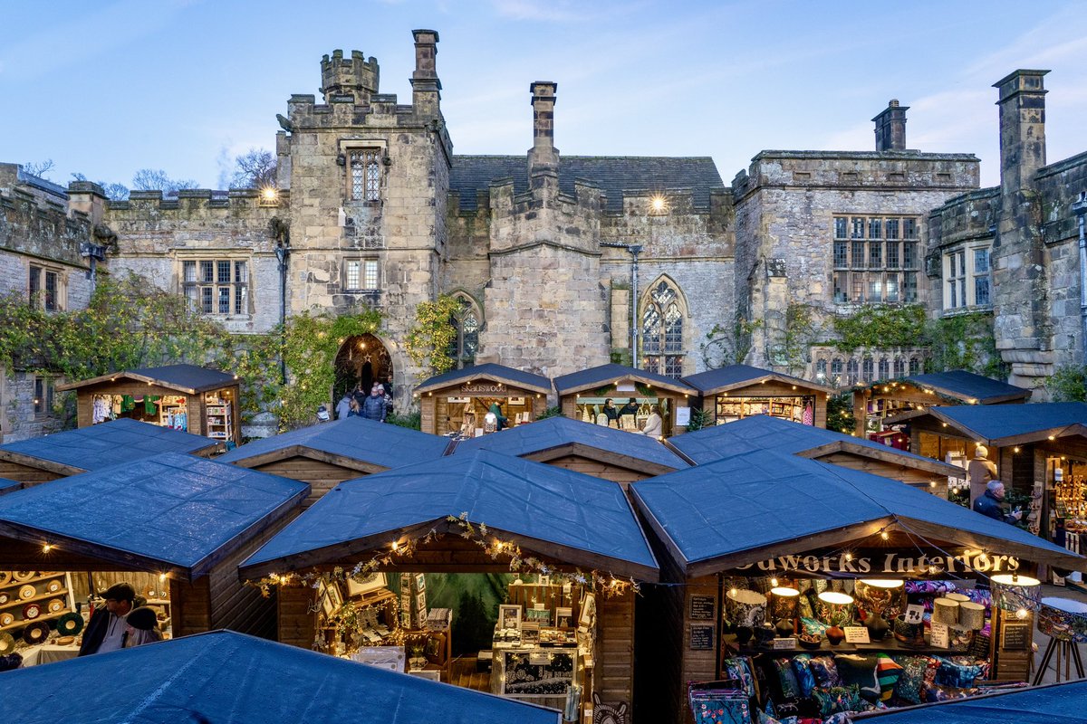 peaklass1's tweet photo. A little reminder that in December you will be able to find me at Haddon Hall’s beautiful Mercatum Christmas Artisan Market! 

This wonderful event was hailed in the national press last year as being one of the Top 10 Christmas Markets in the UK. It features hundreds of stalls from very high quality artists, producers, craftspeople and makers, and it’s set in the decorated rooms, courtyards and grounds of this historic medieval hall. It’s guaranteed to make even the biggest humbug feel festive! 

This year Mercatum is on for 6 weeks from Wednesday to Sunday each week. Please come and find me in the Long Gallery for the final 3 weeks in December - but the event starts on 11 November. Full details below…

Important note! This year you must pre-book your tickets, you can’t just turn up and buy them on the day. And some weekends are already almost sold out, so please don’t delay. 😬

📆 11 Nov-20 Dec (Wed-Sun only)
🎟️ Adult £13.60 / Child £5.00
📍 Haddon Hall, Bakewell, DE45 1LA
🐕 So sorry, no woofers 
👉 https://t.co/a5naX1sDWf

I can’t wait to see some of you there! 👋🏼