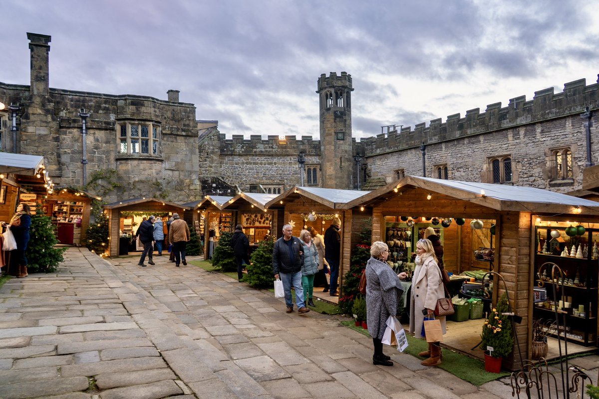 peaklass1's tweet photo. A little reminder that in December you will be able to find me at Haddon Hall’s beautiful Mercatum Christmas Artisan Market! 

This wonderful event was hailed in the national press last year as being one of the Top 10 Christmas Markets in the UK. It features hundreds of stalls from very high quality artists, producers, craftspeople and makers, and it’s set in the decorated rooms, courtyards and grounds of this historic medieval hall. It’s guaranteed to make even the biggest humbug feel festive! 

This year Mercatum is on for 6 weeks from Wednesday to Sunday each week. Please come and find me in the Long Gallery for the final 3 weeks in December - but the event starts on 11 November. Full details below…

Important note! This year you must pre-book your tickets, you can’t just turn up and buy them on the day. And some weekends are already almost sold out, so please don’t delay. 😬

📆 11 Nov-20 Dec (Wed-Sun only)
🎟️ Adult £13.60 / Child £5.00
📍 Haddon Hall, Bakewell, DE45 1LA
🐕 So sorry, no woofers 
👉 https://t.co/a5naX1sDWf

I can’t wait to see some of you there! 👋🏼
