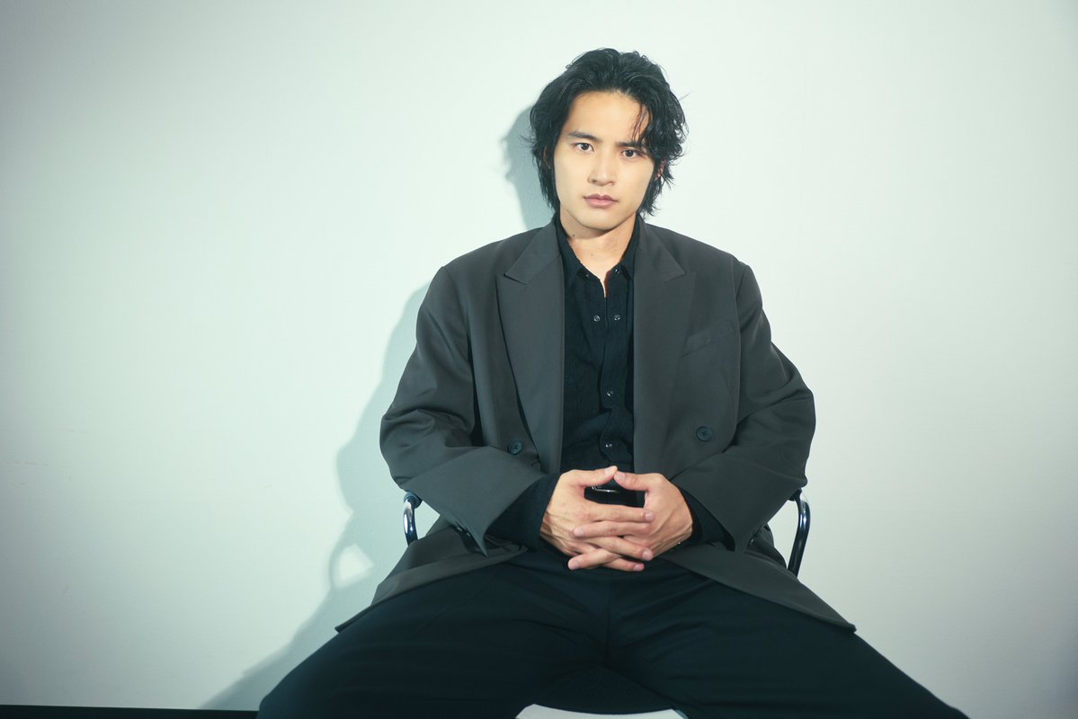 fast_japan_'s tweet photo. ＼#水上恒司 さん取材の裏側をお届け🗣️／

インタビューではひとつひとつの質問にじっくり向き合い、
ご自身の言葉で丁寧に答えてくださった水上さん✨

作品や演技について語る姿からは役作りに対する思考の深さがひしひしと伝わってきて、
お話を聞けば聞くほどその魅力に引き込まれてしまいました……🥹

「自分の弱さを素直に見せられる人がカッコいい」
そう語る水上さん自身がまさに飾らなくて本当にカッコいい…！

一方で撮影では、次々と変化する表現力から目が離せませんでした📸

そんな水上さんが「やってみたい！」と直感で挑んだ夛田という役。
スクリーンで魅せる“人間の滑稽さ”、ぜひ劇場で目撃してください🎬🍿

https://t.co/S0bb1uON2k

@koshi_mizukami
@honbana_mv

#FAST #本バナ