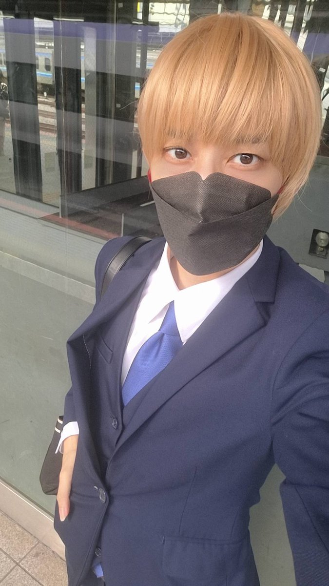 mikapi_kakao's tweet photo. こんな時間誰も見てないだろ、の金髪紺スーツ https://t.co/McSJ000hpb