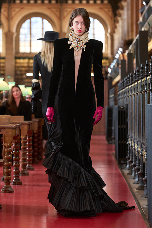 FASHIONHL's tweet photo. Why do we need clothes we may never wear?

→https://t.co/u61pHOAqIz

For Valentino Spring/Summer 2027, Alessandro Michele turns to the idea of the “antilibibrary”—imagining the runway as an archive of unrealized possibilities, and clothes as invitations to lives yet unlived.

#Valentino #ValentinoSS27 #AlessandroMichele