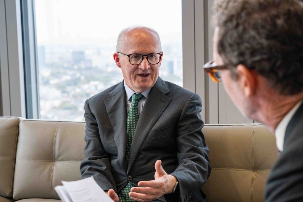 ecb's tweet photo. The energy shock is a key issue for interest rate policy, but its effect on growth and inflation must be considered alongside other factors such as financial conditions, fiscal policy and AI, Chief Economist Philip R. Lane tells @Agenzia_Ansa.

Read the interview https://t.co/iqNQVCa6ST