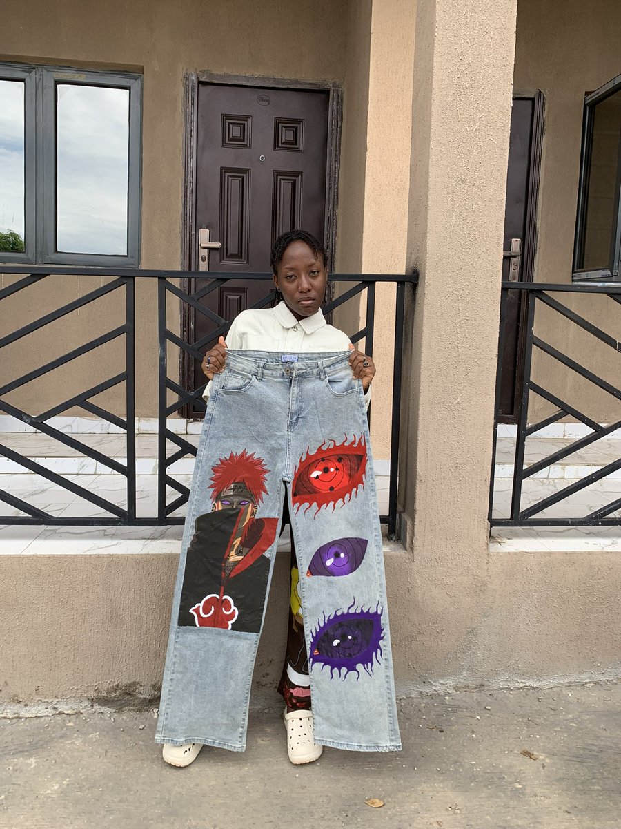 Midepella_'s tweet photo. My name is Mide.
I’m an artist and I painted this trousers! 🎨 https://t.co/B2Opprdm82