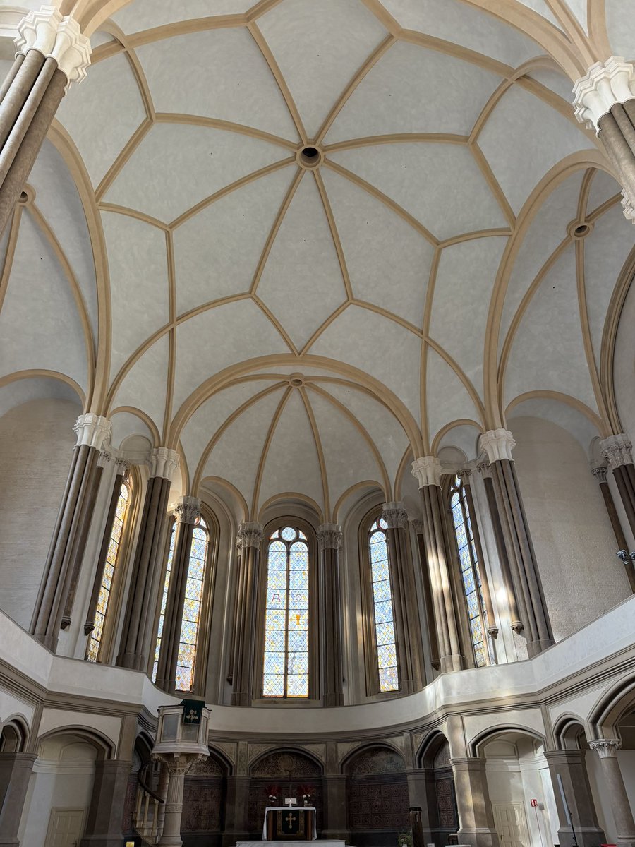 ROBZIK's tweet photo. Quanto è carica di storia la Zionskirche di Berlino. Consacrata alla presenza del’Imperatore e di Bismarck, qui fra il 1931 e il 1932 fu pastore Dietrich Bonhoeffer (ucciso dai nazisti nel 1945), e qui fu guidata la battaglia per i diritti civili nella DDR del regime comunista. https://t.co/mJPtkUPV8Y