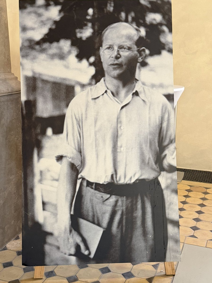 ROBZIK's tweet photo. Quanto è carica di storia la Zionskirche di Berlino. Consacrata alla presenza del’Imperatore e di Bismarck, qui fra il 1931 e il 1932 fu pastore Dietrich Bonhoeffer (ucciso dai nazisti nel 1945), e qui fu guidata la battaglia per i diritti civili nella DDR del regime comunista. https://t.co/mJPtkUPV8Y