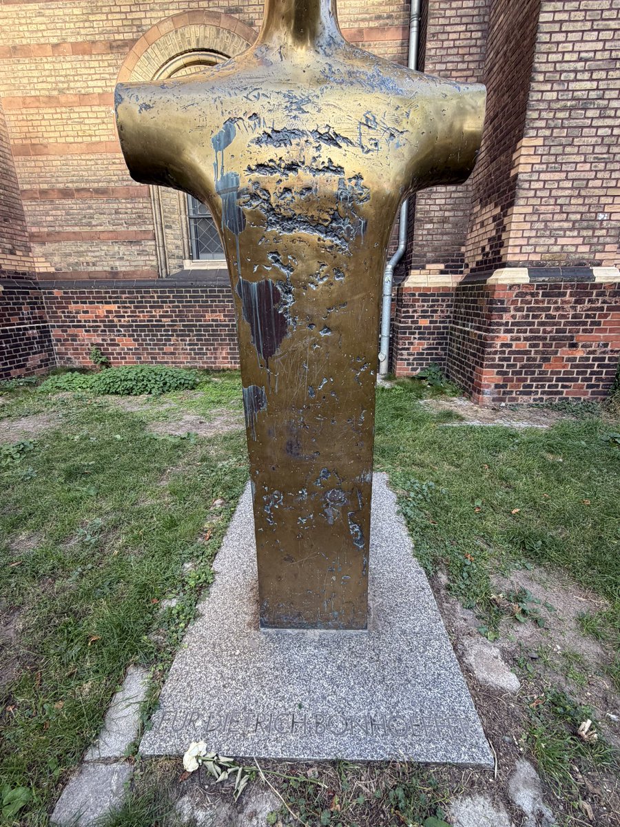 ROBZIK's tweet photo. Quanto è carica di storia la Zionskirche di Berlino. Consacrata alla presenza del’Imperatore e di Bismarck, qui fra il 1931 e il 1932 fu pastore Dietrich Bonhoeffer (ucciso dai nazisti nel 1945), e qui fu guidata la battaglia per i diritti civili nella DDR del regime comunista. https://t.co/mJPtkUPV8Y